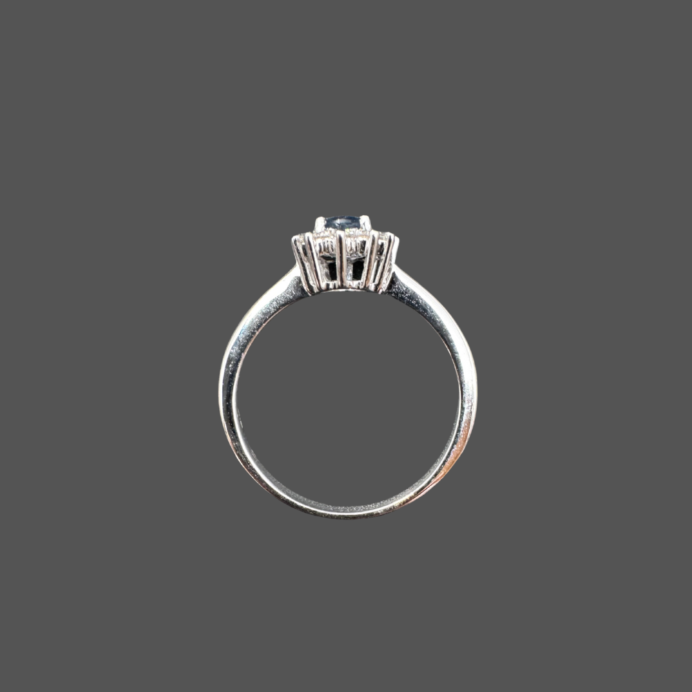Bague en or blanc avec saphir 0.66 ct et entourage diamant