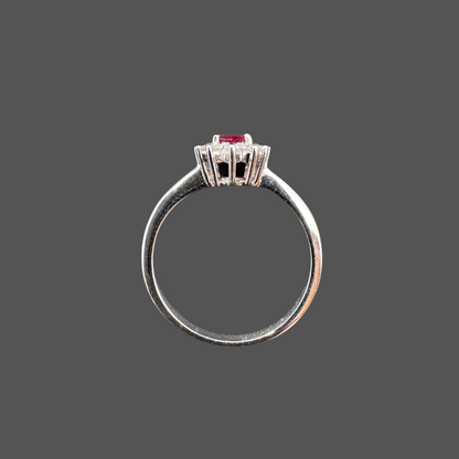 Bague en or blanc avec rubis 0.66ct et entourage diamant