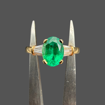 Bague Émeraude Ovale & Diamants Tapers – Or Jaune 18 Carats