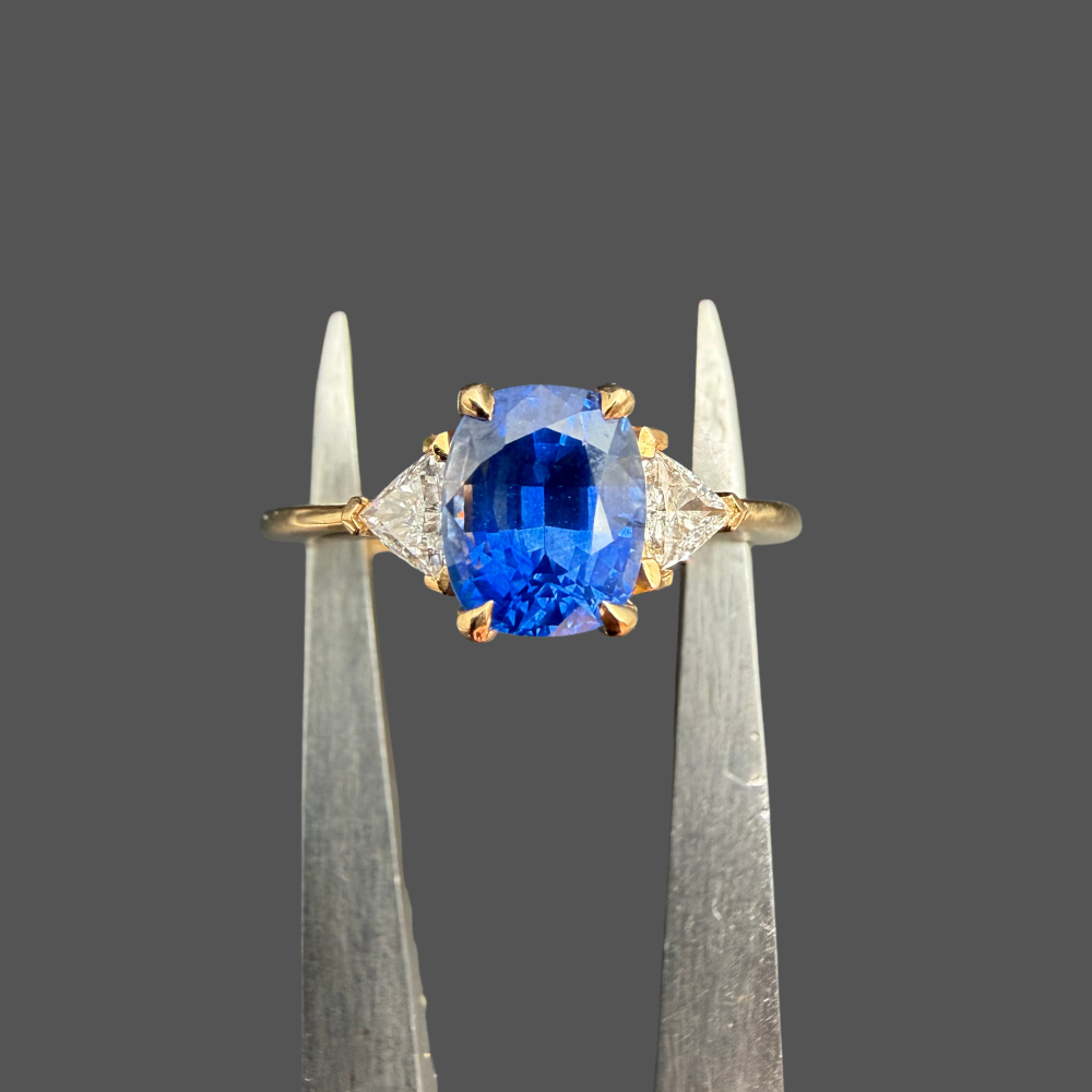 Bague Saphir Ovale & Diamants Troidia – Or Jaune 18 Carats