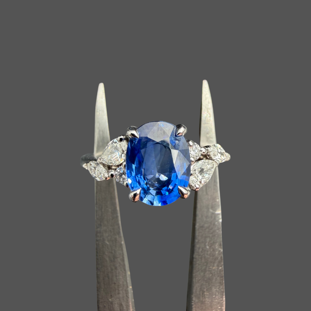 Bague Saphir Ovale & Diamants Poire – Or Blanc 18 Carats