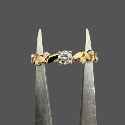 Bague Solitaire Accompagné Diamants G-VS 0,16 ct – Or Jaune 18 Carats