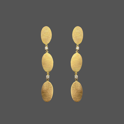 Boucles d’oreilles pendantes Femme Adorée en or jaune 18 carats – Trois ovales brossés et diamants 0,07 ct G-VS