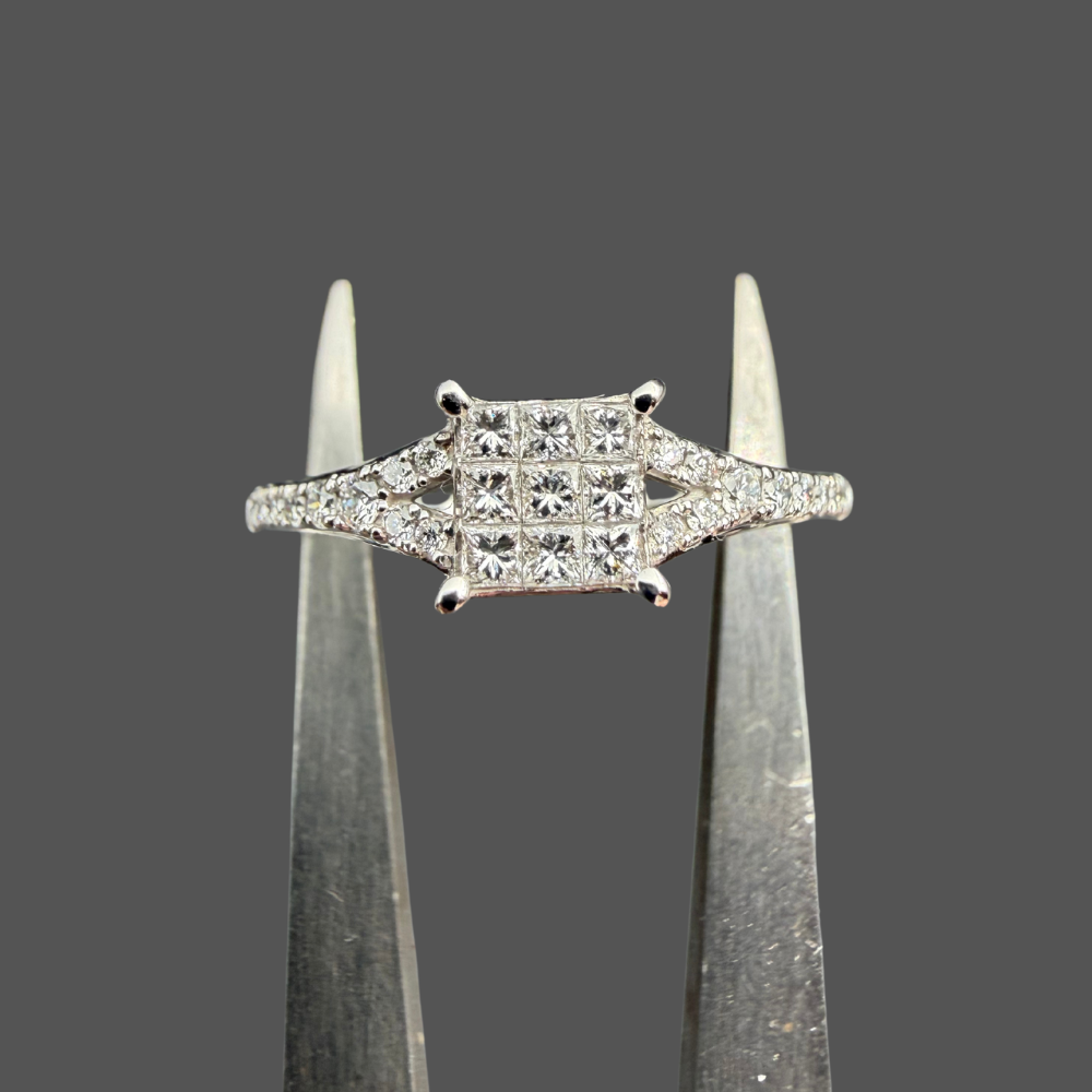 Bague Carrée Illusion Pavée de Diamants – Or Blanc 18 Carats