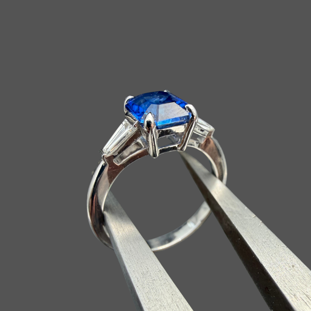 Bague Saphir Taille Émeraude & Diamants Tapers – Or Blanc 18 Carats