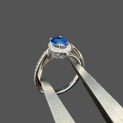 Bague Saphir Ovale Entourage Diamants – Or Blanc 18 Carats