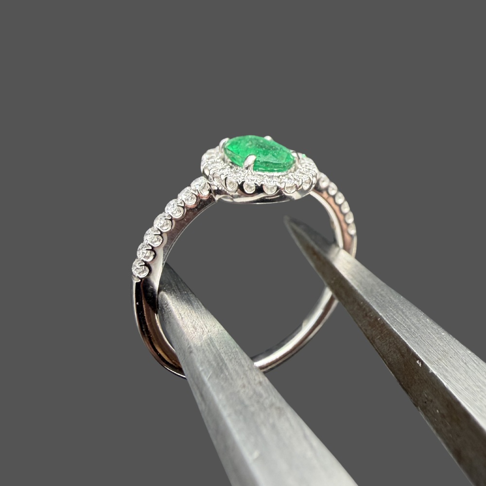 Bague émeraude et diamants or blanc 18 carats 0,63 ct – Entourage diamants naturels 0,30 ct