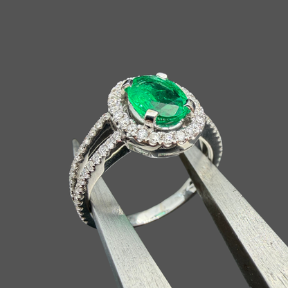 Bague Émeraude Ovale Entourage Diamants – Or Blanc 18 Carats