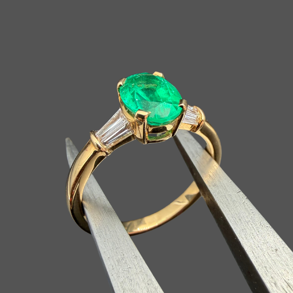 Bague Émeraude Ovale & Diamants Tapers – Or Jaune 18 Carats