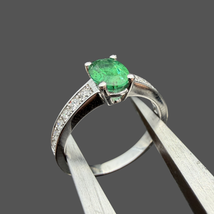 Bague solitaire émeraude et diamants or blanc 18 carats 0,64 ct – Diamants 0,24 ct