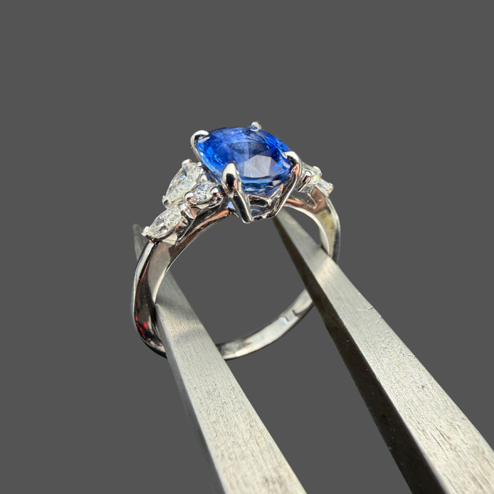 Bague Saphir Ovale & Diamants Poire – Or Blanc 18 Carats