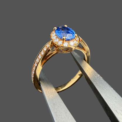 Bague Saphir Ovale Entourage Diamants – Or Jaune 18 Carats