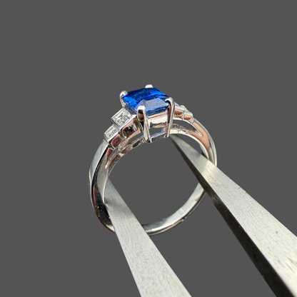 Bague Saphir Baguette & Diamants – Or Blanc 18 Carats
