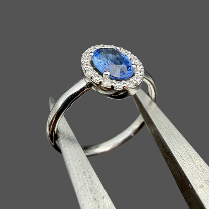 Bague saphir et diamants or blanc 18 carats 0,88 ct – Entourage diamants naturels 0,15 ct