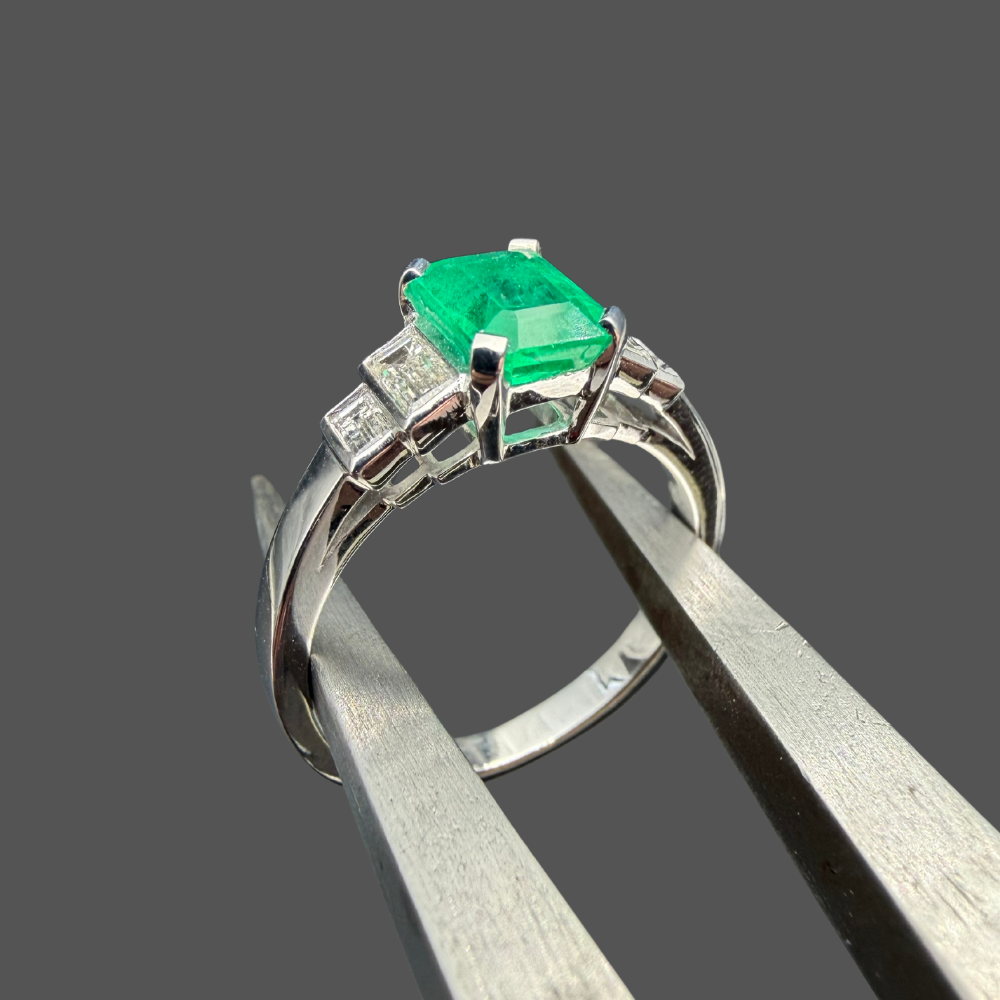 Bague Émeraude Taille Baguette & Diamants Baguette – Or Blanc 18 Carats