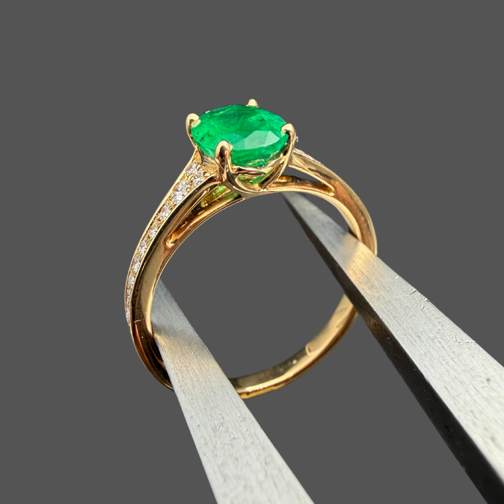 Bague Émeraude Ovale & Diamants – Or Jaune 18 Carats
