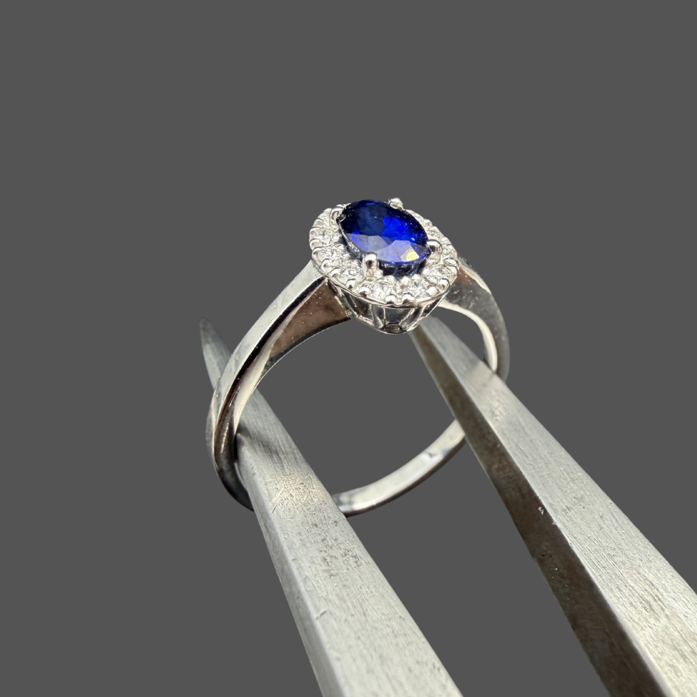 Bague saphir et diamants or blanc 18 carats 0,70 ct – Entourage diamants naturels 0,16 ct