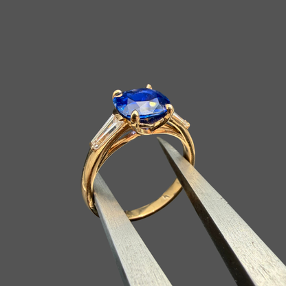 Bague Saphir Coussin & Diamants Tapers – Or Jaune 18 Carats