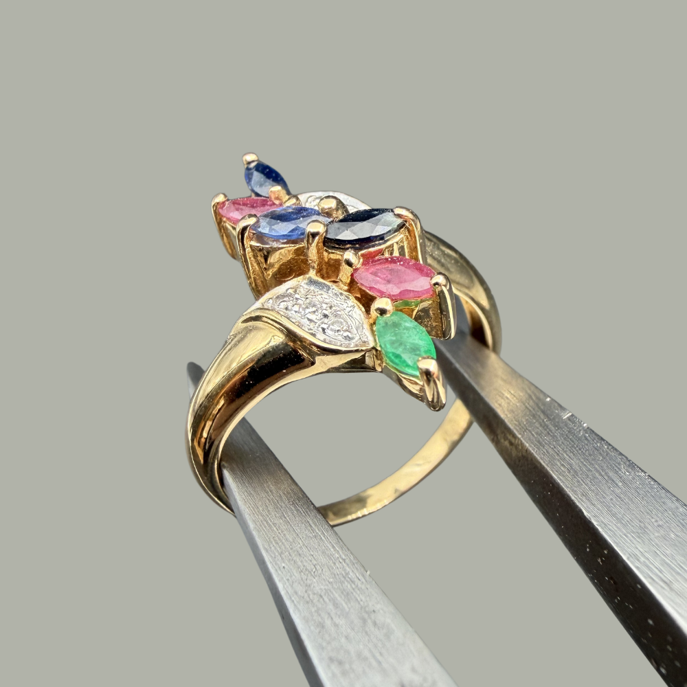 Bague saphirs, rubis et émeraude or jaune 18 carats – Diamants – Bijou d’occasion