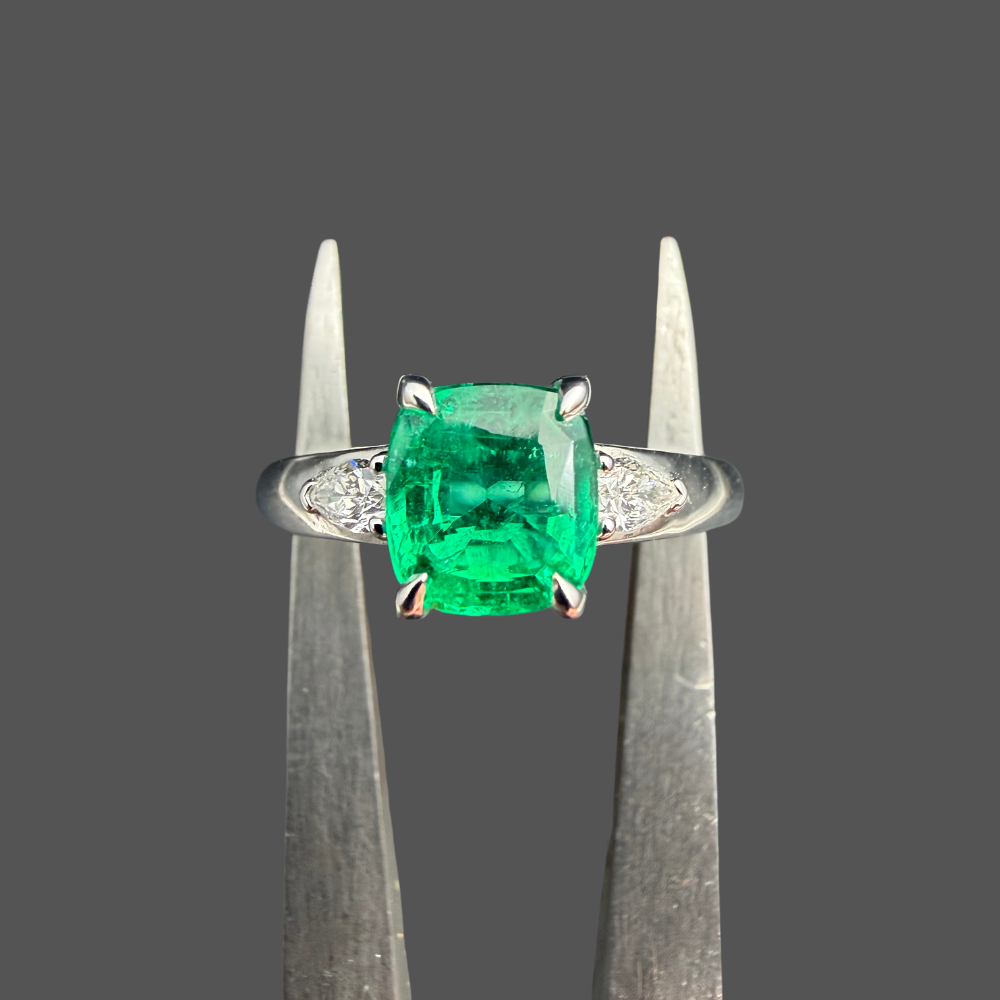 Bague Émeraude Coussin & Diamants Poire – Or Blanc 18 Carats