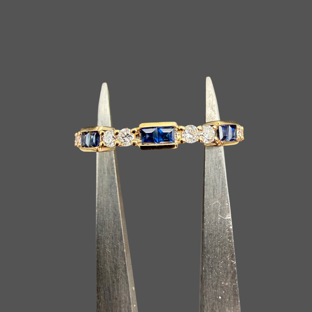 Demi-Alliance Saphirs Bleus & Diamants – Or Jaune 18 Carats