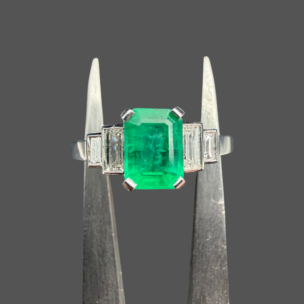 Bague Émeraude Taille Baguette & Diamants Baguette – Or Blanc 18 Carats