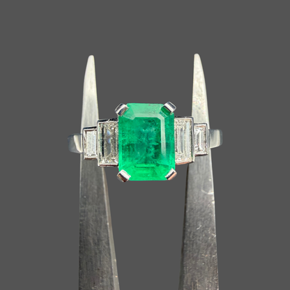 Bague Émeraude Taille Baguette & Diamants Baguette – Or Blanc 18 Carats