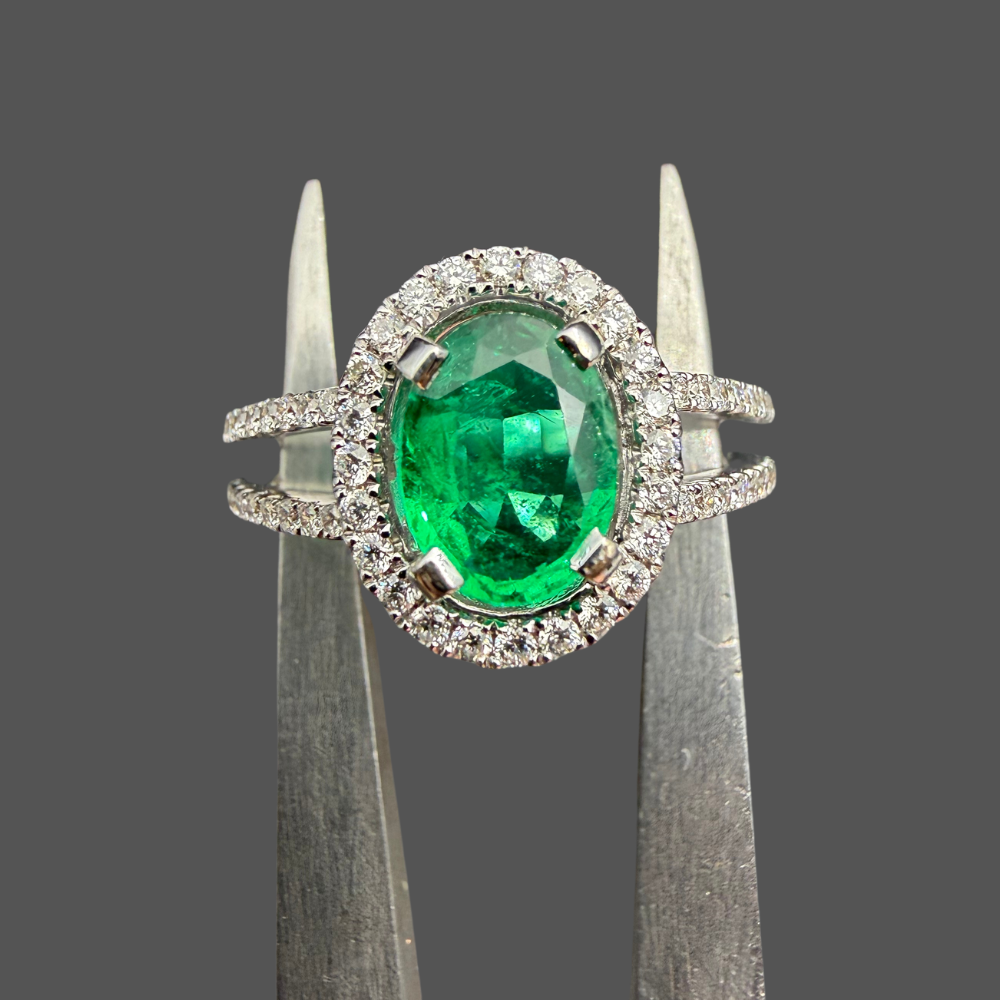 Bague Émeraude Ovale Entourage Diamants – Or Blanc 18 Carats