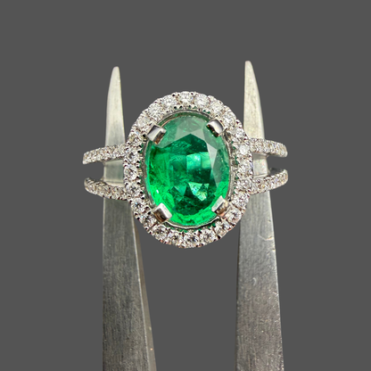 Bague Émeraude Ovale Entourage Diamants – Or Blanc 18 Carats