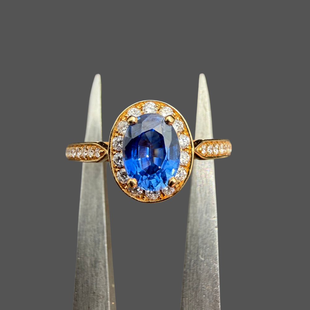 Bague Saphir Ovale Entourage Diamants – Or Jaune 18 Carats