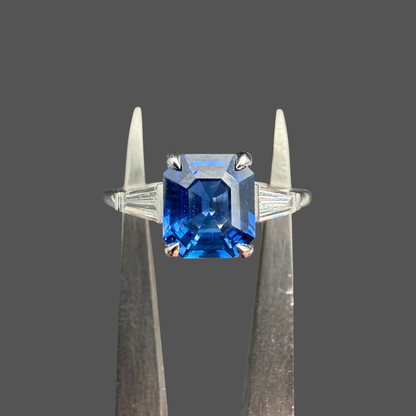 Bague Saphir Taille Émeraude & Diamants Tapers – Or Blanc 18 Carats