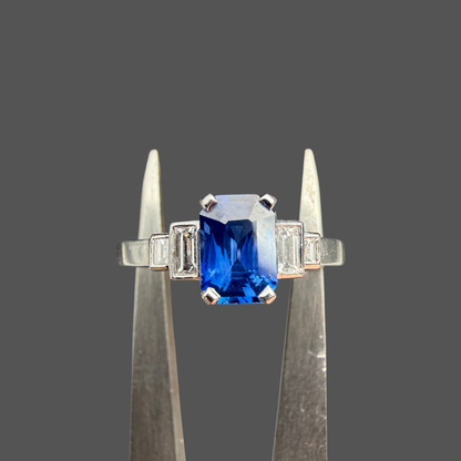 Bague Saphir Baguette & Diamants – Or Blanc 18 Carats