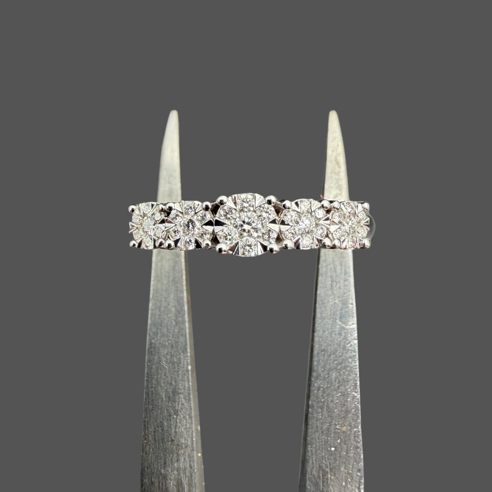 Demi-Alliance Illusion Pavée de Diamants – Or Blanc 18 Carats