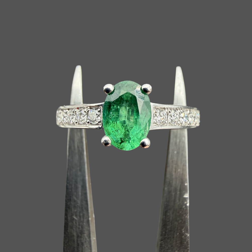 Bague solitaire émeraude et diamants or blanc 18 carats 0,64 ct – Diamants 0,24 ct