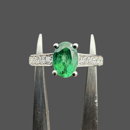 Bague solitaire émeraude et diamants or blanc 18 carats 0,64 ct – Diamants 0,24 ct