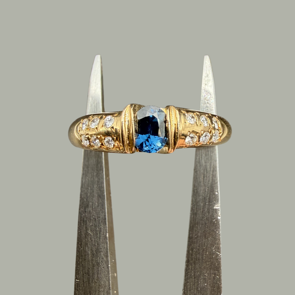 Bague saphir et diamants or jaune 18 carats – Saphir ovale et 6 diamants