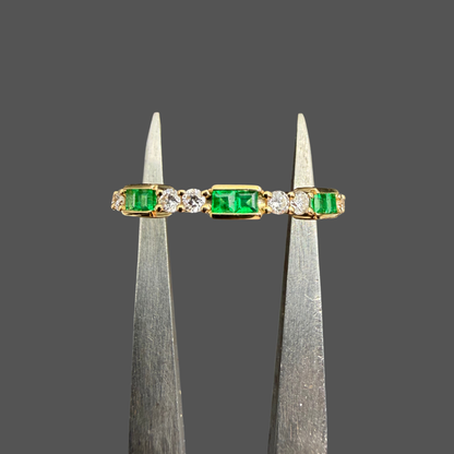 Demi-Alliance Émeraudes & Diamants – Or Jaune 18 Carats