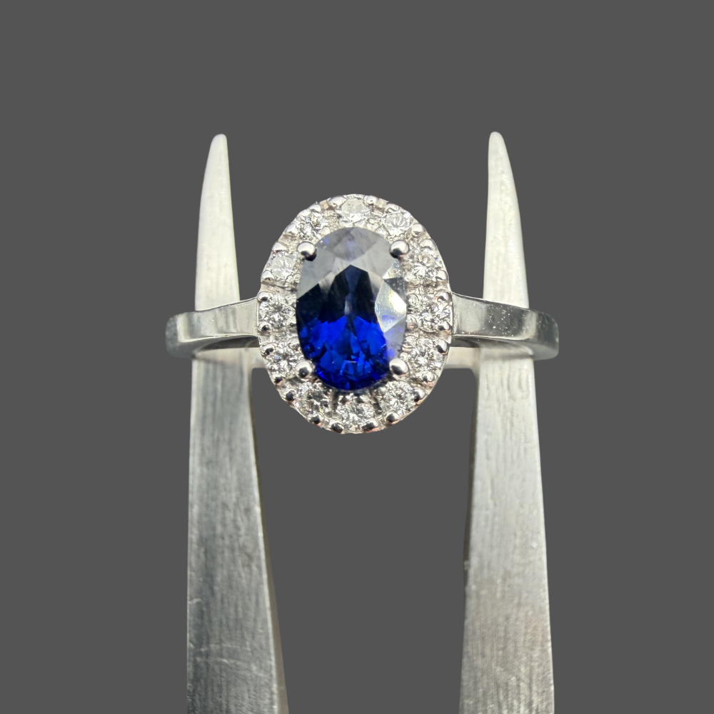 Bague saphir et diamants or blanc 18 carats 0,70 ct – Entourage diamants naturels 0,16 ct