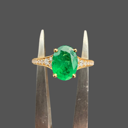 Bague Émeraude Ovale & Diamants – Or Jaune 18 Carats
