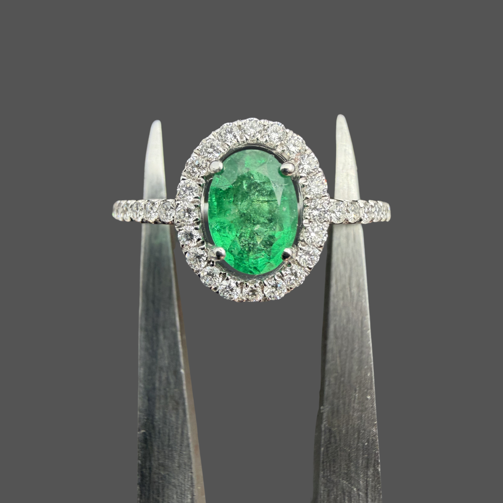 Bague émeraude et diamants or blanc 18 carats 0,63 ct – Entourage diamants naturels 0,30 ct
