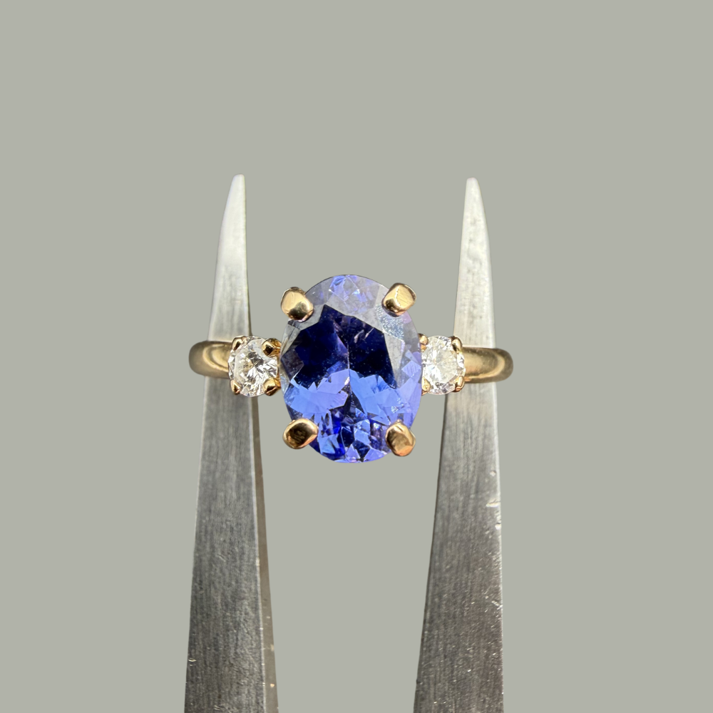 Bague solitaire tanzanite et diamants or jaune 18 carats 1,20 ct – Diamants 0,14 ct – Bijou d’occasion