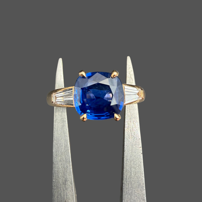 Bague Saphir Coussin & Diamants Tapers – Or Jaune 18 Carats