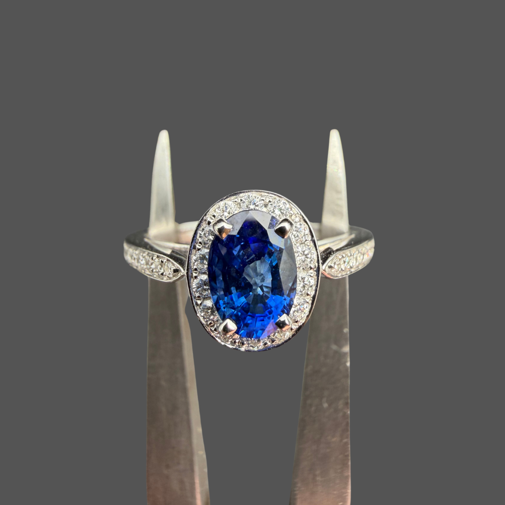 Bague Saphir Ovale Entourage Diamants – Or Blanc 18 Carats