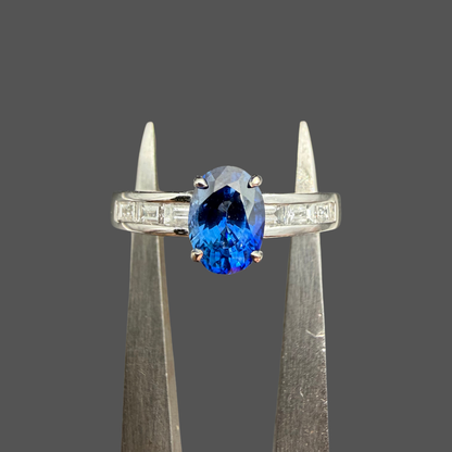 Bague Saphir Ovale & Diamants Baguette – Or Blanc 18 Carats