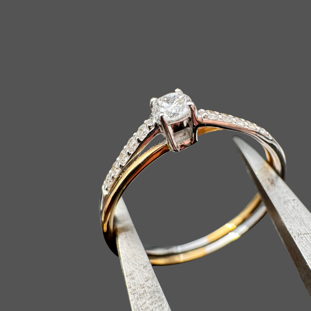Bague Solitaire Accompagné Bi-Color Or Jaune & Or Blanc