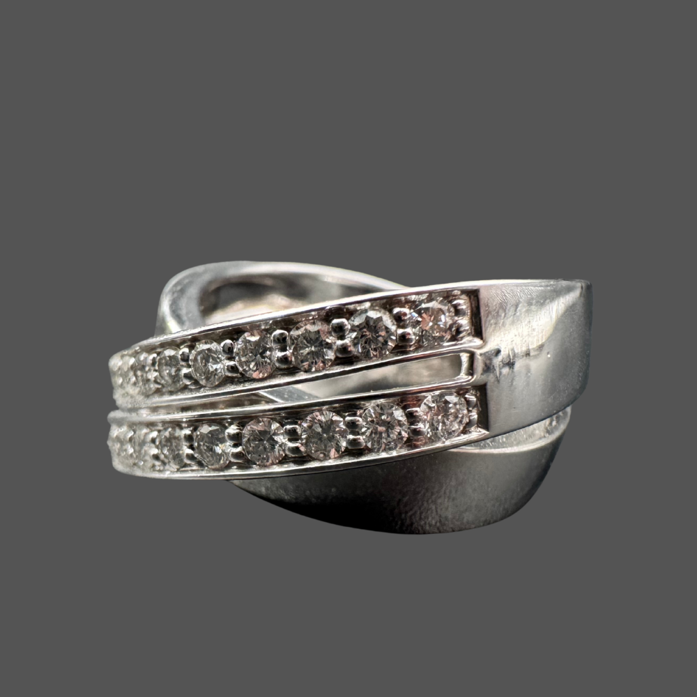 Bague en or blanc croisée
