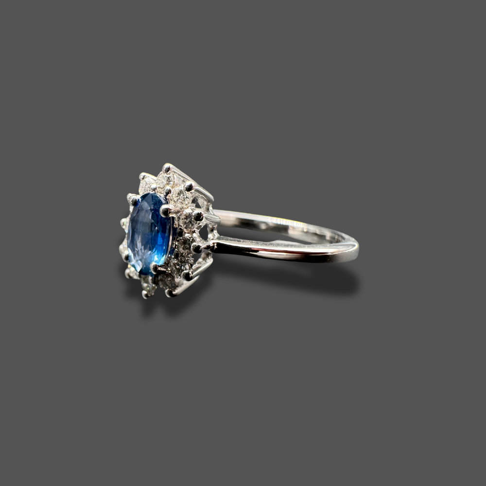 Bague en or blanc avec saphir 0.66 ct et entourage diamant