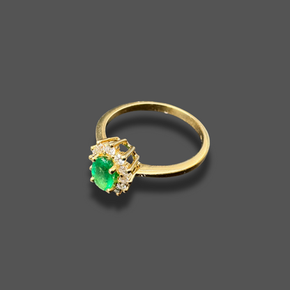 Bague en or jaune avec émeraude 0.56 ct et entourage diamant