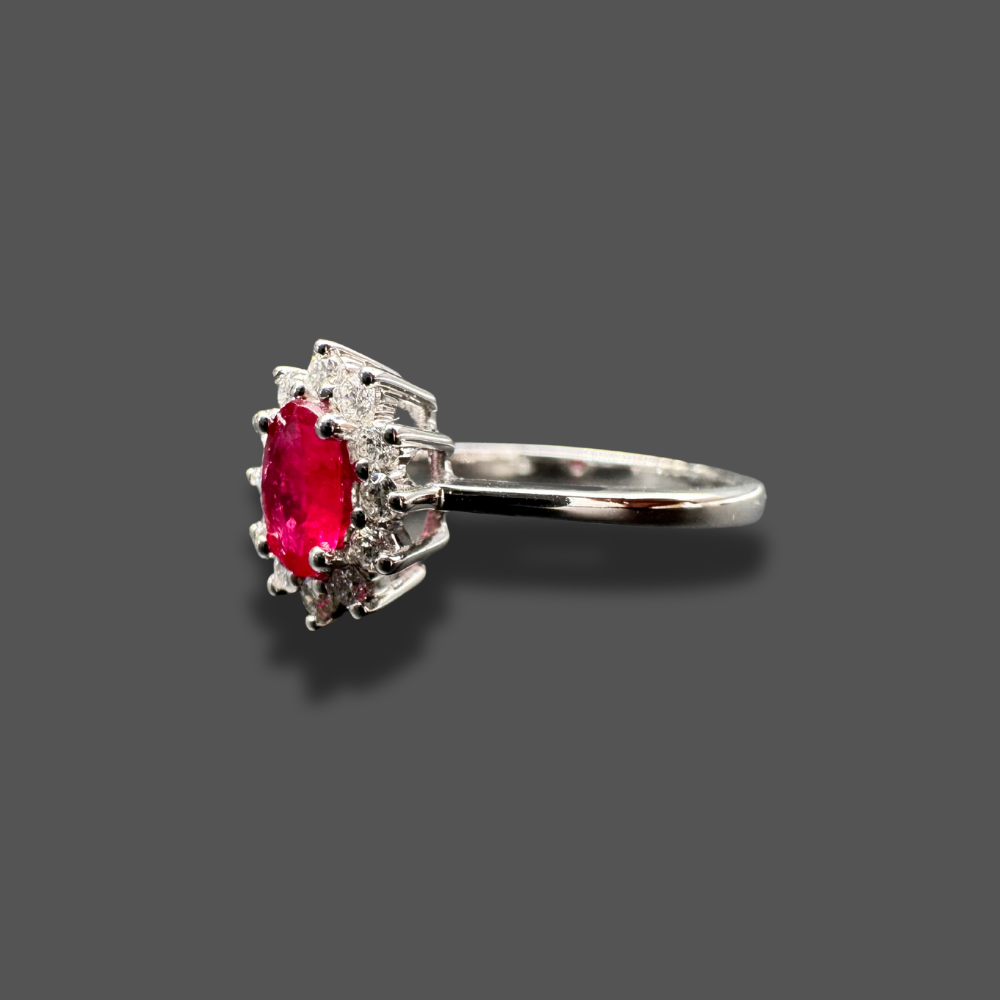Bague en or blanc avec rubis 0.66ct et entourage diamant