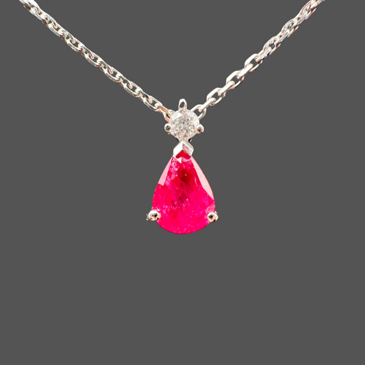 Pendentif en or blanc avec rubis poire